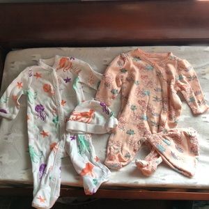 Lot of 2 newborn footie sleepers sets with hats